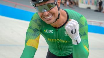 Ciclista comemora o ouro. #Paratodosverem