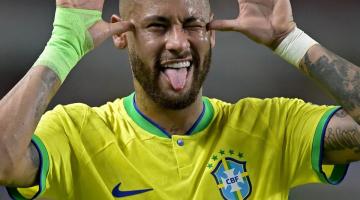 Neymar com a camisa da seleção e sua comemoração. #Paratodosverem