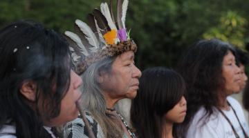 cena mostra 4 indígenas #paratodosverem 