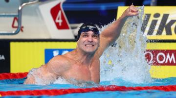 atleta comemora vitória na água #paratodosverem