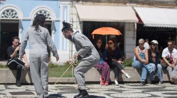 atores apresentam peça na rua #paratodosverem