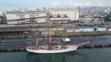 veleiro parado no porto