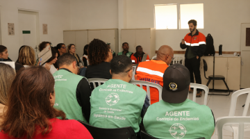 pessoas assistem a capacitação #paratodosverem 