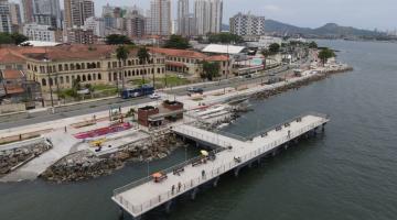 vista aérea e geral da ponta da praia com as recentes intervenções urbanas. Em primeiro plano está o deck do pescador. #Paratodosverem