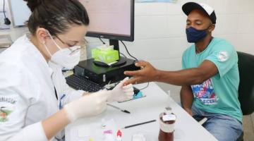 Enfermeira faz teste aplicando agulha em dedo de homem #paratodosverem