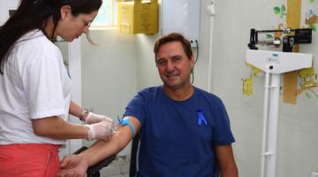 homem faz exame em policlínica #paratodosverem 