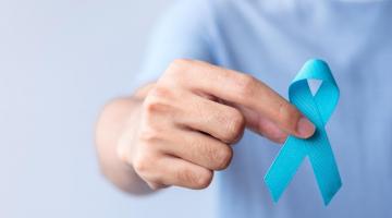 Homem faz alusão ao Novembro Azul #Paratodosverem.