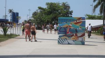 pessoas andando no novo quebra-mar #paratodosverem 