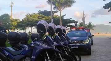 viaturas e motos paradas na praia #paratodosverem