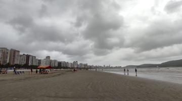 Praia com céu nublado anunciando chuva. #Paratodosverem