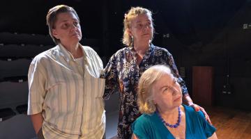 atores em cena olham para o lado #paratodosverem 