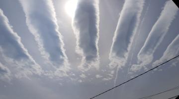 Nuvens enfileiradas e simétricas no ceu