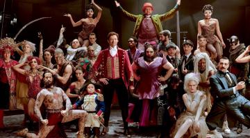 cena do filme o rei do show, com vários personagens sobre um palco. #paratodosverem