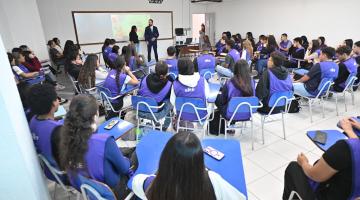 jovens acompanham palestra #paratodosverem