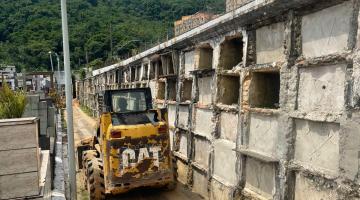 máquina atuando no cemitério #paratodosverem