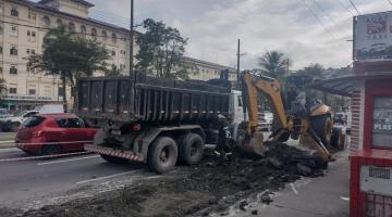 caminhão e máquinas atuando na obra #paratodosverem