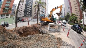máquina atuando na obra #paratodosverem 