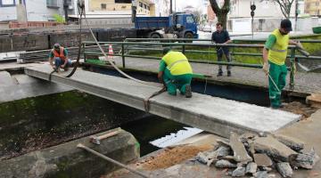 homens trabalhan na laje em cima do canal #paratodosverem