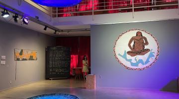 Nova exposição em Santos lança olhar sobre exploração de territórios e mineração