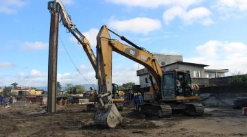 Máquinas operam em obra de macrodrenagem. #paratodosverem