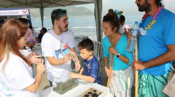 Praia de Santos tem conscientização, mutirão e atividades náuticas