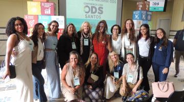 Pessoas reunidas na conferência #paratodosverem 