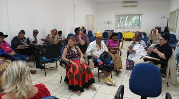 Pessoas reunidas na conferência #paratodosverem 