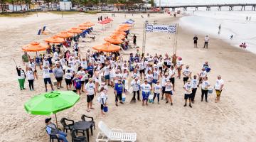 pessoas reunidas na praia #paratodosverem