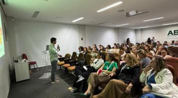 palestrante falando com público #paratodosverem