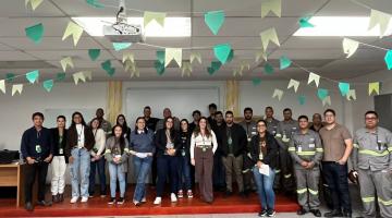 pessoas reunidas após apresentação de capoeira #paratodosverem 