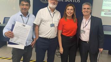 pessoas mostram diploma na adesão #paratodosverem