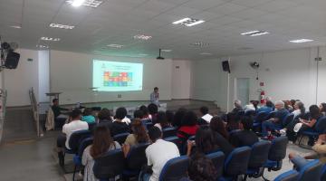 homem faz apresentação #paratodosverem