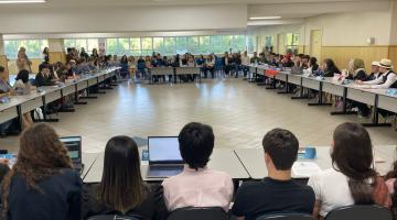pessoas reunidas em mesa no evento #paratodosverem