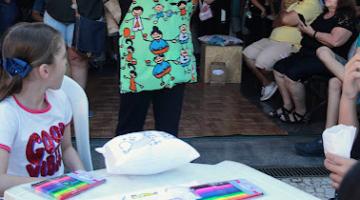 Crianças aprendem confeccionar almofadas na Casa do Artesão de Santos