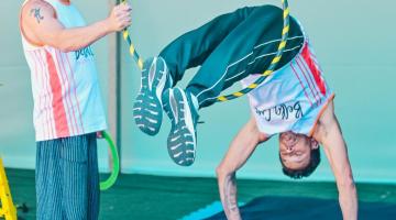 menino fazendo movimento de circo #paratodosverem