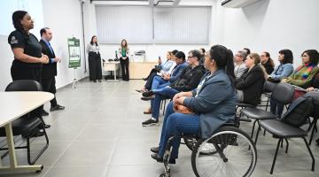 pessoas acompanham a oficina #paratodosverem 