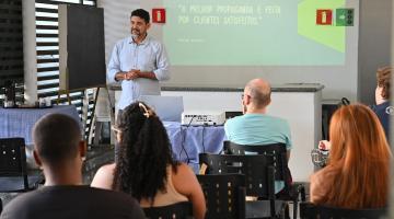 professor fala a alunos #paratodosverem 