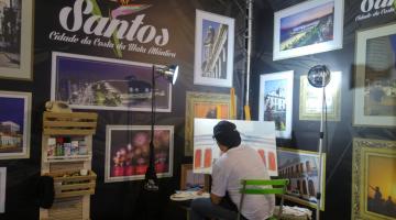 Novo estande de Santos atrai atenções em feira de turismo