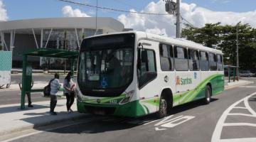 ônibus está paradao em ponto. Duas pessoas estão ingressando no veículo. #Paratodosverm