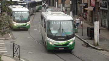dois micro-ônibus trafegando em rua, os de números 37 e 40. #paratodosverem