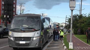 ‘Turista legal’: operação realiza 15 abordagens e multa seis veículos de turismo em Santos