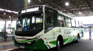 ônibus parado no terminal #paratodosverem 