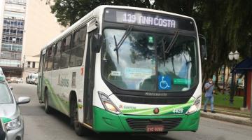 ônibus em rua. #paratodosverem