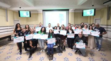 representantes de entidades vencedoras posam para foto segurando certificados. #paratodosverem