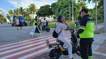 agente da cet conversa com mulher que conduz bicicleta elétrica. #paratodosverem