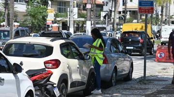 agente da cet coloca folheto em veículo na orla. #paratodosverem
