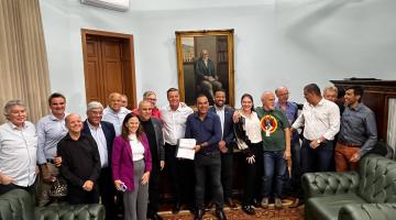 prefeito e vereadores reunidos na entrega do documento #paratodosverem