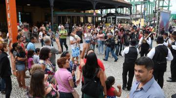 área do valongo com inúmeras pessoas circulando. #paratodosverem