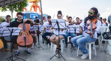 Artistas de rua realizam festival em Santos