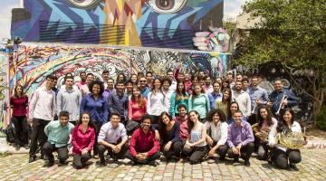 Orquestra de Heliópolis posa na frente de muro colorido #pracegover 